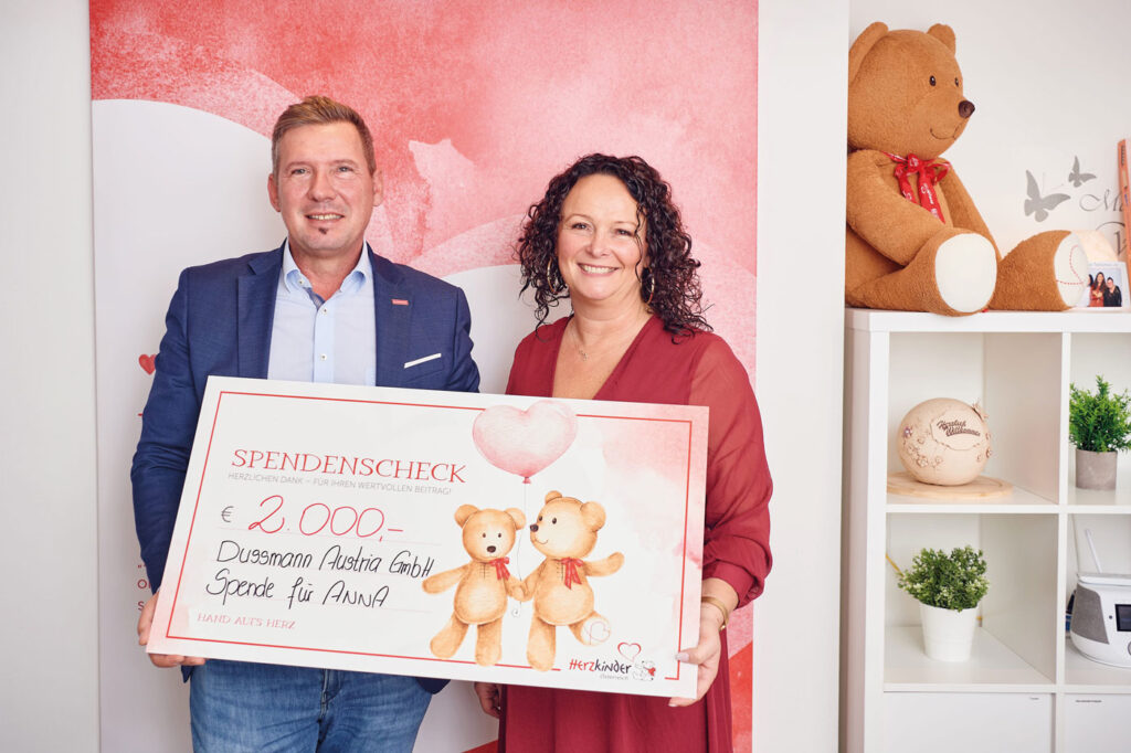 Manfred Dametz, Dussmann-Niederlassungsleiter OÖ, übergibt die Spende an Michaela Altendorfer von „Herzkinder“