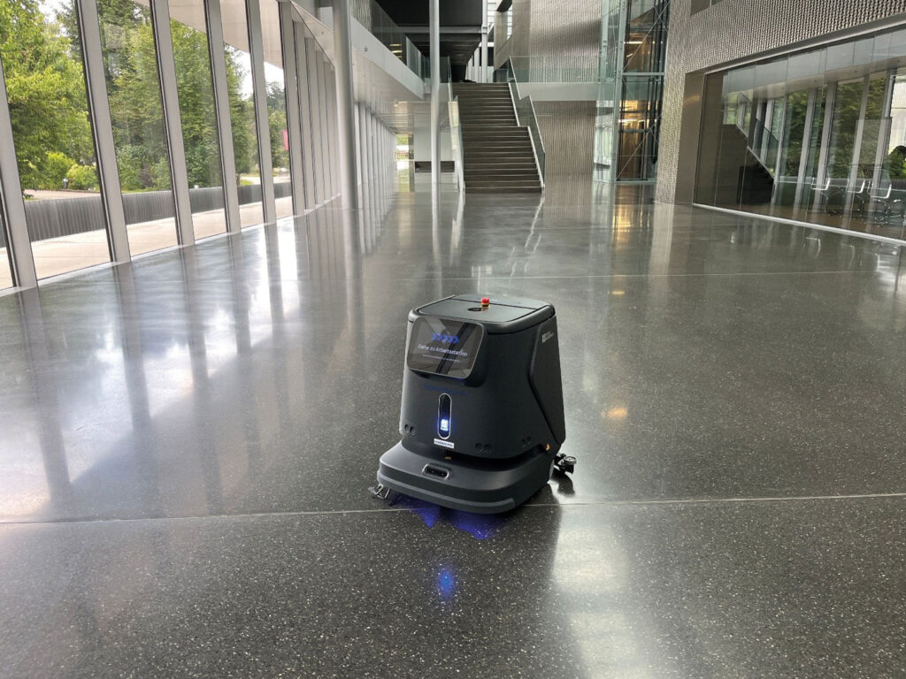 Seit ein paar Monaten ist der PUDU CC1 in der Peneder Basis im Einsatz.