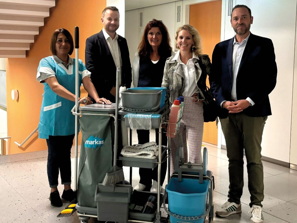 v.l.n.r.: Dönsel Cimen (Vorarbeiterin, Markas GmbH), Christoph Reiter (Abteilungsleiter Gebäude- und Liegenschaftsmanagement), Andrea Scheibel (Gebäude- und Liegenschaftsmanagement), Carola Lindenbauer (Business Development, Markas GmbH), Walter Messerer (Sales & Marketing Director, Markas GmbH)