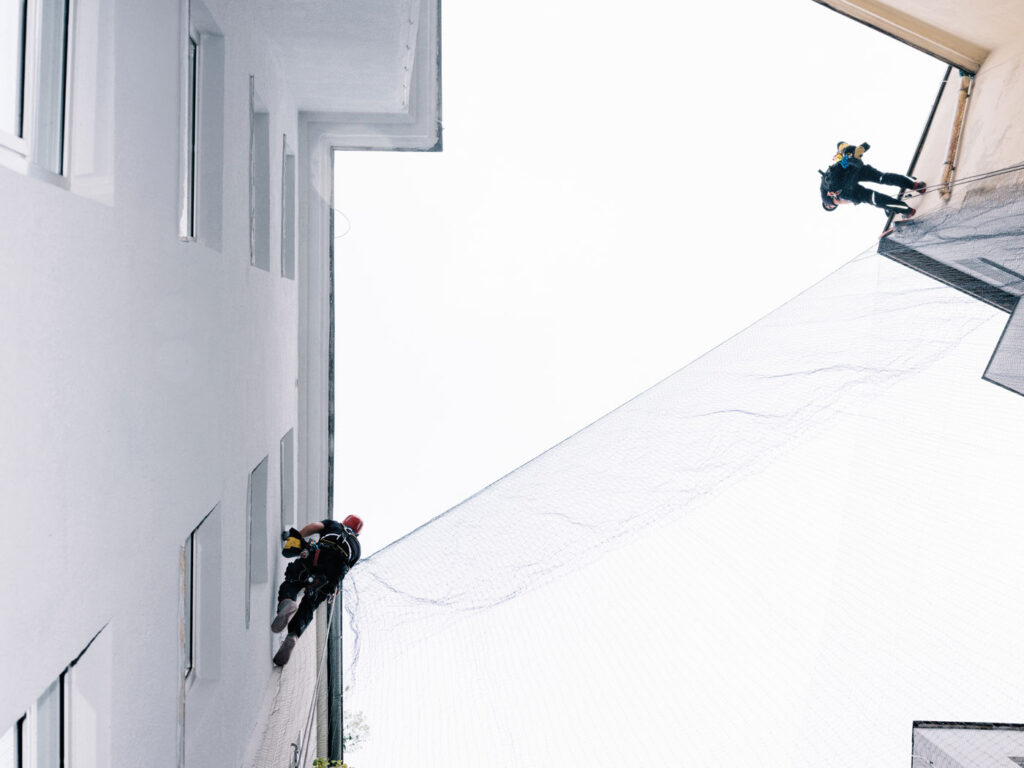 Wenn es die baulichen Gegebenheiten zulassen, sind gespannte Netze in Innenhöfen und auf Balkonen die optimale Lösung.