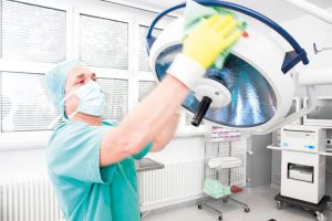 Dussmann_OP-Reinigung_Scheinwerfer