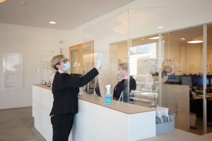 Plexiglasreinigung-am-Klinikempfang