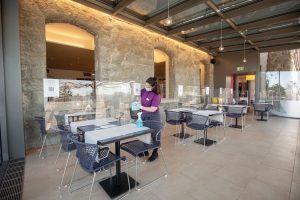 Plexiglasreinigung-im-Restaurant