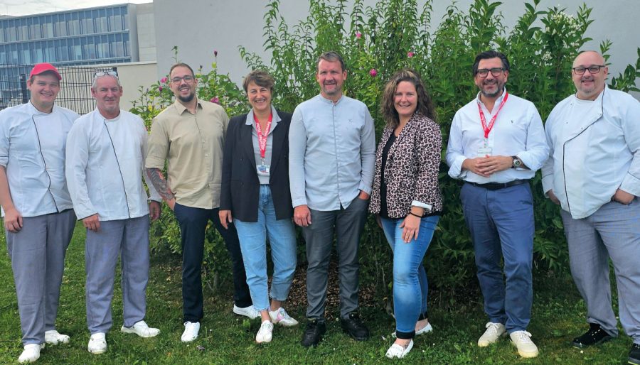 Christian Hamerle, Head of Global Food Service Transformation und einer der Gründer des Food Service Innovation Labs (2. v.r.), Haubenkoch Simon Larese (4. v. r.) und sein Küchenteam begeben sich mit der neuen Menülinie Planet!Based auf den Weg in die kulinarische Zukunft und nehmen die Gäste eines Villacher Betriebsrestaurants dabei mit. © Dussmann Christian Hamerle, Head of Global Food Service Transformation und einer der Gründer des Food Service Innovation Labs (2. v.r.), Haubenkoch Simon Larese (4. v. r.) und sein Küchenteam begeben sich mit der neuen Menülinie Planet!Based auf den Weg in die kulinarische Zukunft und nehmen die Gäste eines Villacher Betriebsrestaurants dabei mit. © Dussmann