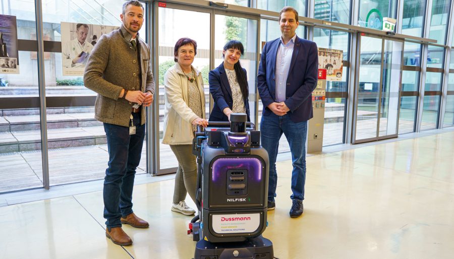 Vlnr: Michael Kazianschütz, Bereichsleiter Wirtschaft/Logistik, und Melitta Novotny, Abteilungsleiterin Reinigung im LKH-Univ. Klinikum Graz sowie Magdalena Krstivojevic, Objektleiterin Reinigung, und Mag. Gunther Weber, Niederlassungsleitung Dussmann Austria, freuen sich über den neuen vollautonomen Roboter. © Valmir Lira/LKH-Univ. Klinikum Graz