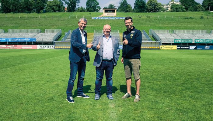 Kurt Svoboda (CFO UNIQA und Präsident der First Vienna FC 1894) mit Andreas Ubl (Eigentümer und GF IFMS) und Andreas Ivanschitz (Sportdirektor)