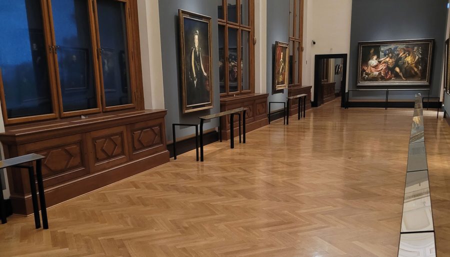 Die Beschichtung des Parkettbodens im Kabinettbereich seitlich der Gemäldegalerie ist relativ neu, das heißt: Er wurde komplett ausgeschliffen und wieder neu eingepflegt.