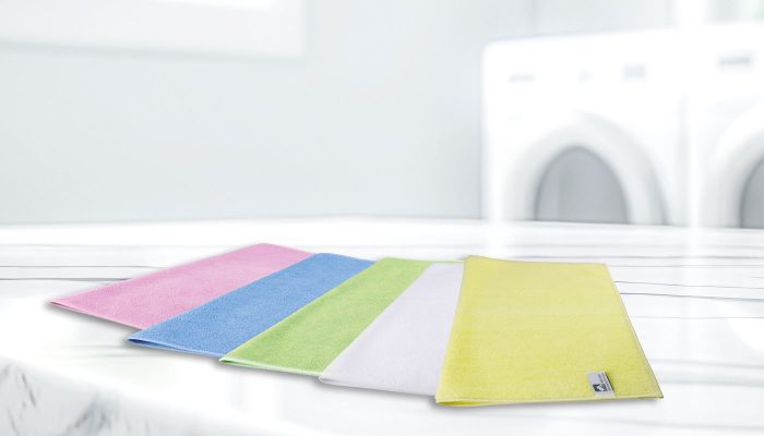 Man verwende je Raum und Anwendungsbereich stets frische Mikrofasertücher in vordefinierten Farben – so verhindert man Kreuzkontaminationen und stellt eine hygienische Reinigung sicher.