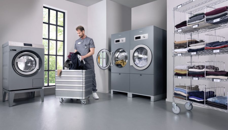 "The New Benchmark Machines“ – hier platzsparend mit zwei Trocknern der Baureihe SlimLine kombiniert.