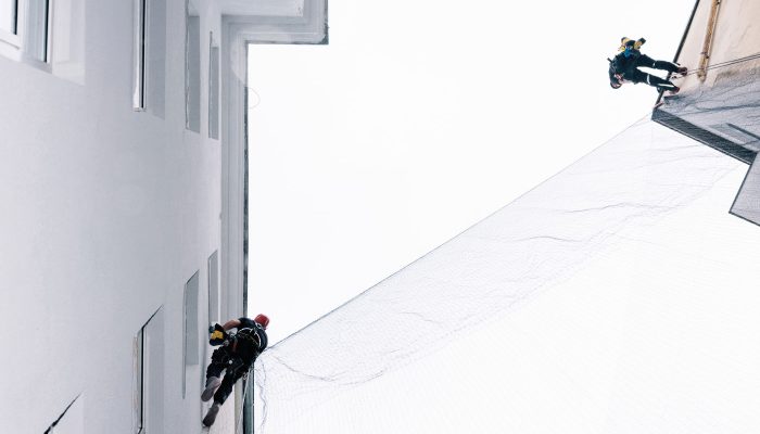 Wenn es die baulichen Gegebenheiten zulassen, sind gespannte Netze in Innenhöfen und auf Balkonen die optimale Lösung.