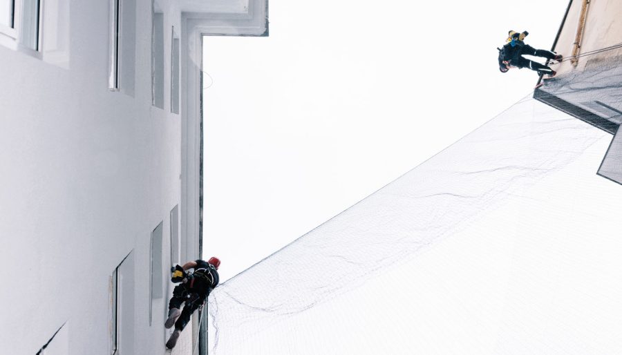 Wenn es die baulichen Gegebenheiten zulassen, sind gespannte Netze in Innenhöfen und auf Balkonen die optimale Lösung.